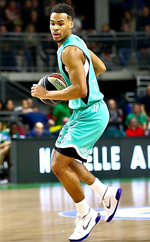 Élie Okobo