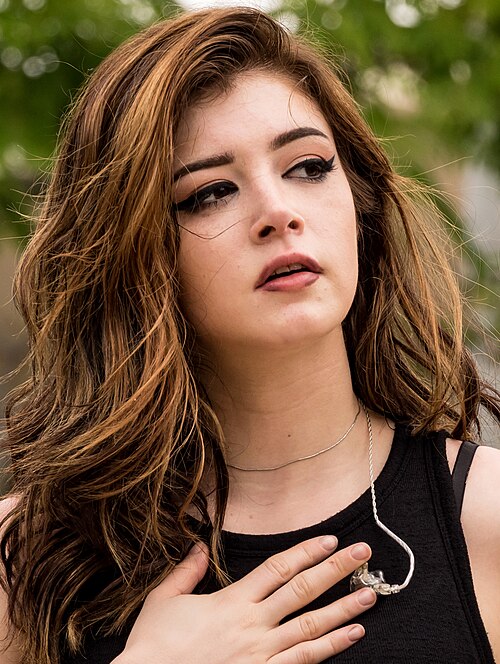 Chrissy Costanza