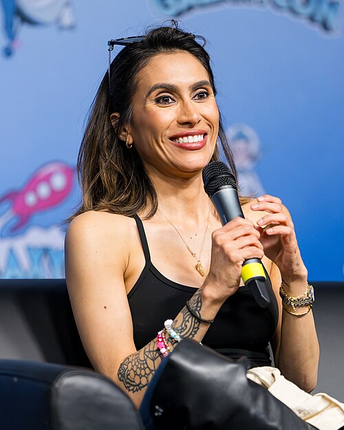 Cristina Vee
