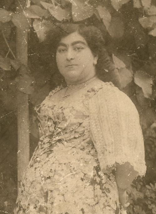 Zahra Khanom Tadj es-Saltaneh